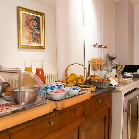 Hotel Logis De La Rose 3*