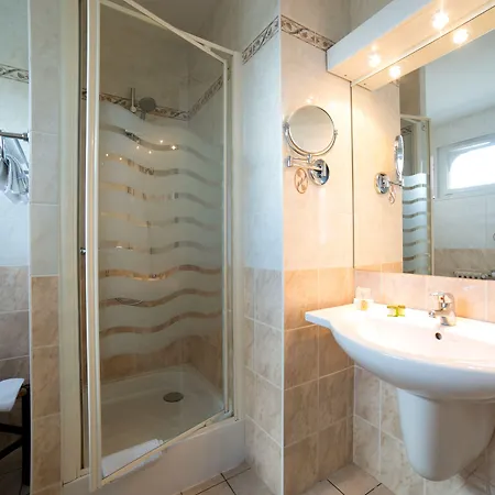 Logis De La Rose Hotel