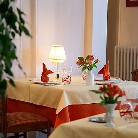 Hotel Logis De La Rose 3*